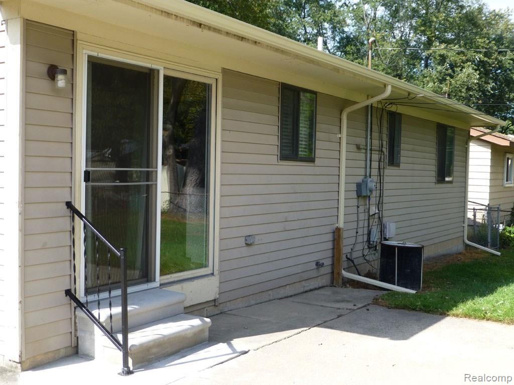 3079 Gerald Avenue Rochester, MI 48307 - Photo 4 of 25 P1030888RC.jpg