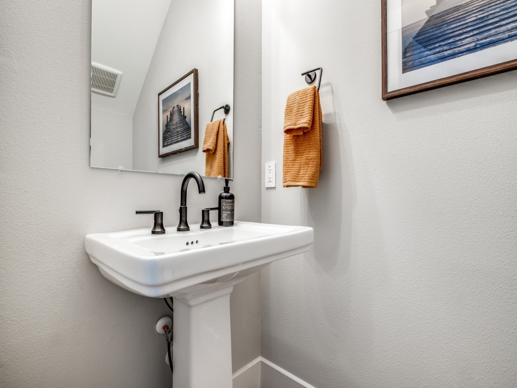 43 Red Harper Drive Spring, TX 77389 - Photo 7 of 22 Half bath off living area
