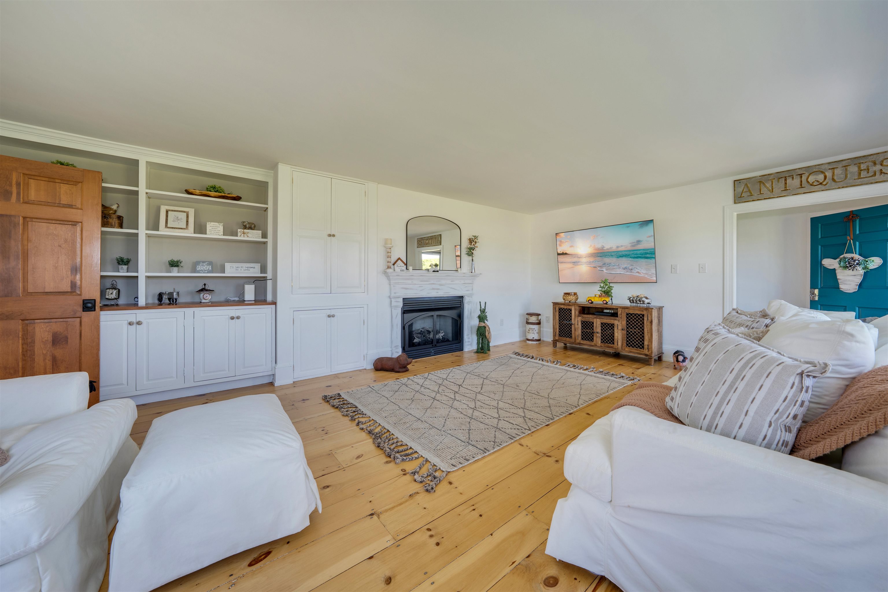 892 Weeks Landing Road Erma, NJ 08204 - Photo 7 of 50 a living room with furniture and a couch