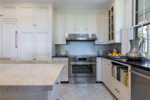 $5,800,000 | 11 Main Street, Stonington, CT 06378