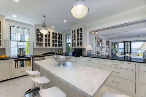 $5,800,000 | 11 Main Street, Stonington, CT 06378