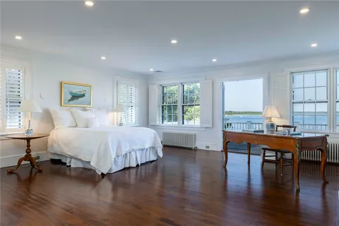$5,800,000 | 11 Main Street, Stonington, CT 06378