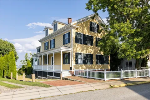 $5,800,000 | 11 Main Street, Stonington, CT 06378