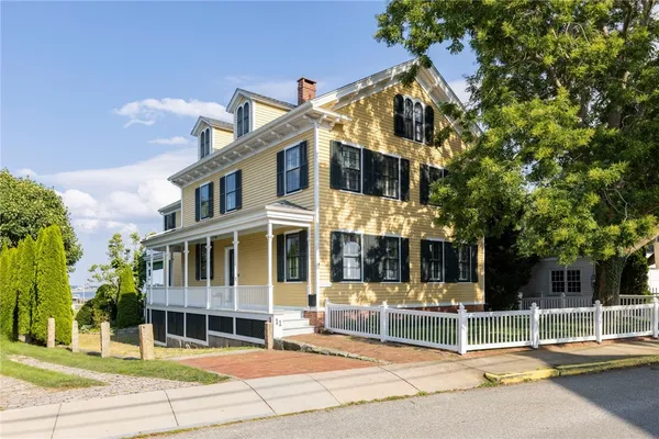 $5,800,000 | 11 Main Street, Stonington, CT 06378