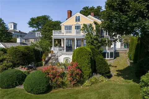 $5,800,000 | 11 Main Street, Stonington, CT 06378