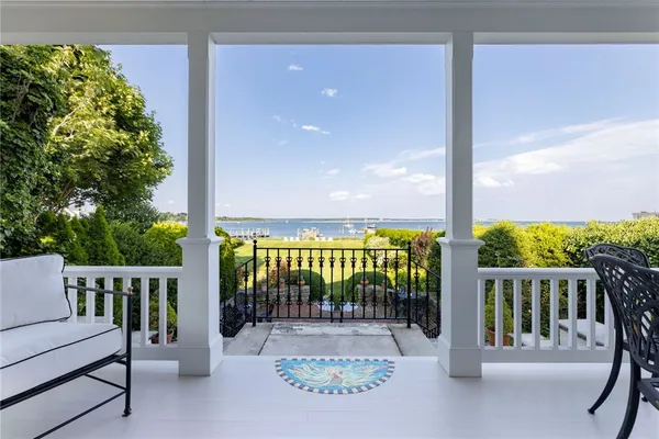 $5,800,000 | 11 Main Street, Stonington, CT 06378