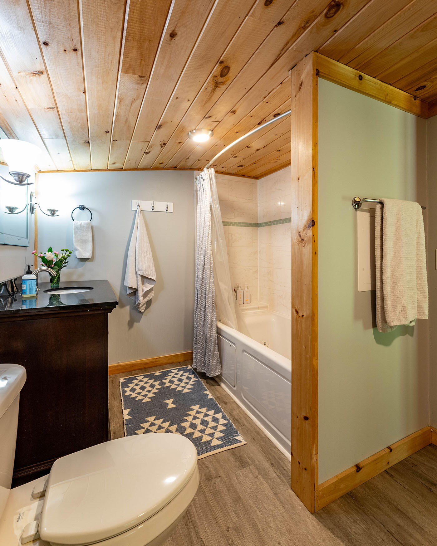 58 Roberts Road Nobleboro, ME 04555 - Photo 23 of 41 Full bathroom