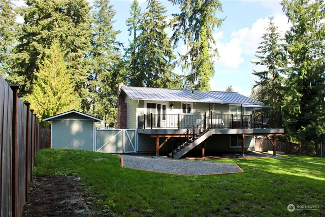 a view of a house with backyard