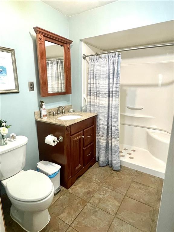 472 West Sunbury Road Butler, PA 16001 - Photo 13 of 39 a bathroom with a sink toilet vanity and tub