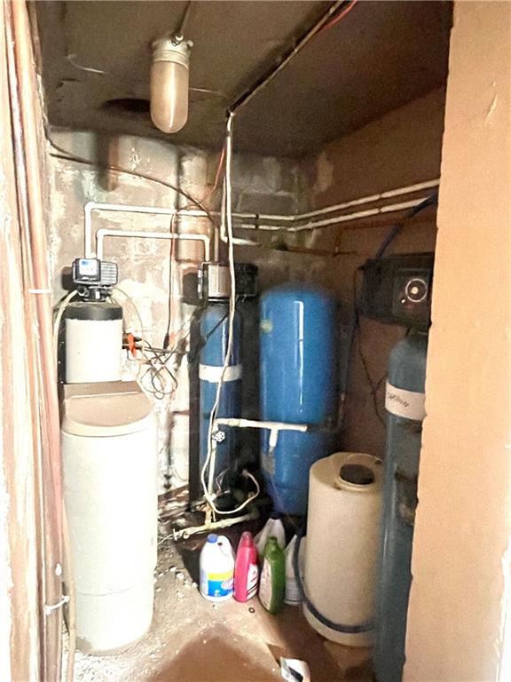 472 West Sunbury Road Butler, PA 16001 - Photo 31 of 39 a utility room with dryer and washer