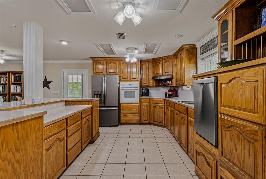 339 Colwell Road Forestburg, TX 76239 - Photo 9 of 31 Large kitchen with island and plenty of bar seating of 339 Colwell Rd in Forestburg, TX