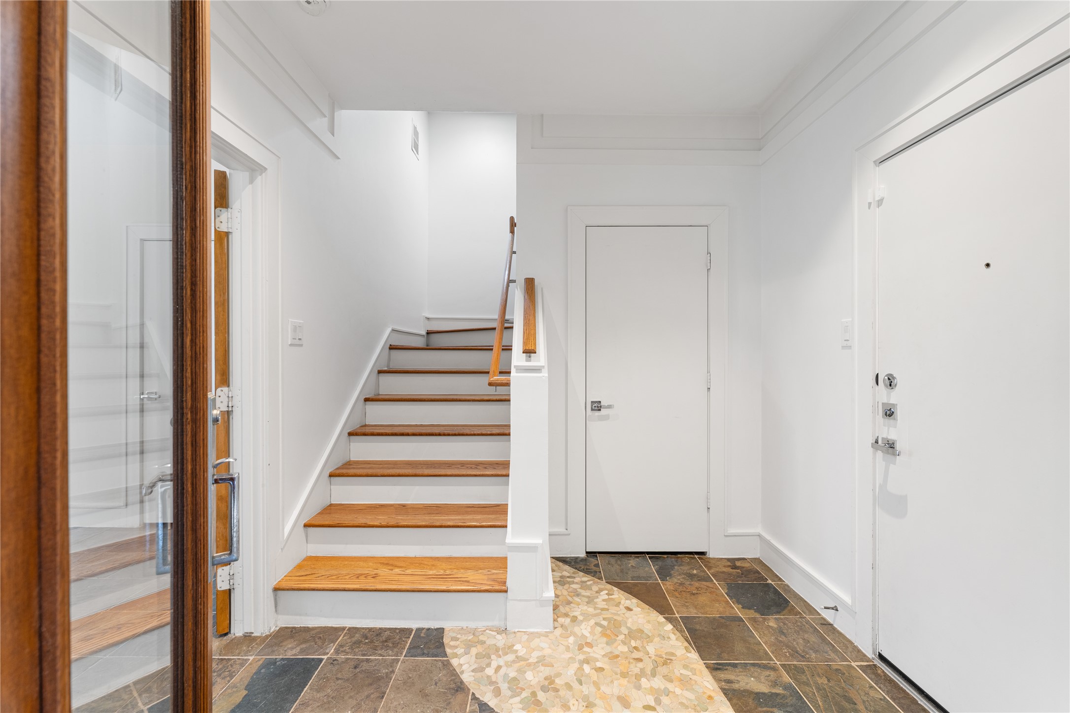 6112 Tyne Street, Unit B Houston, TX 77007 - Photo 11 of 33 a view of entryway