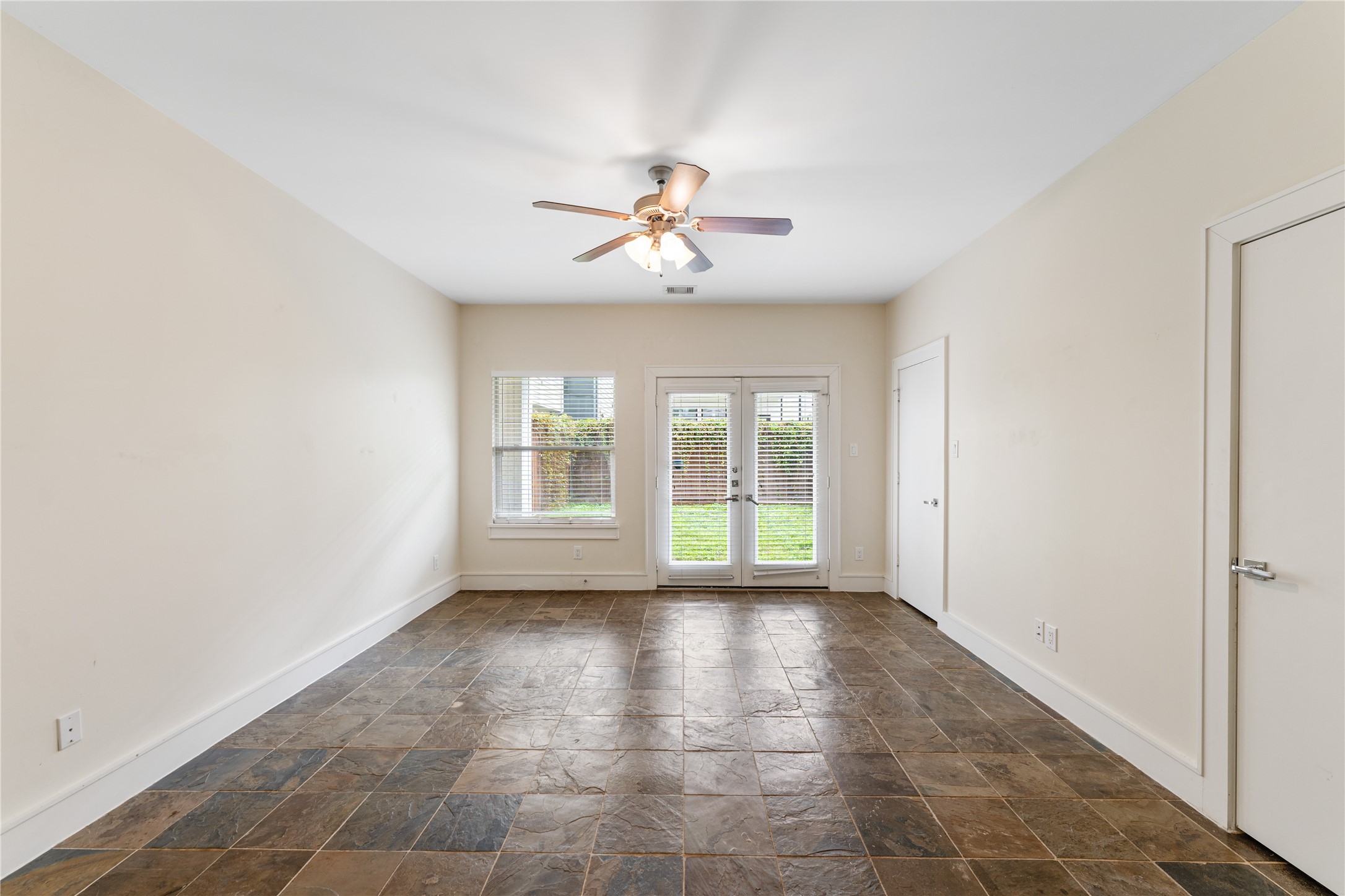 6112 Tyne Street, Unit B Houston, TX 77007 - Photo 12 of 33 a view of an empty room with a window