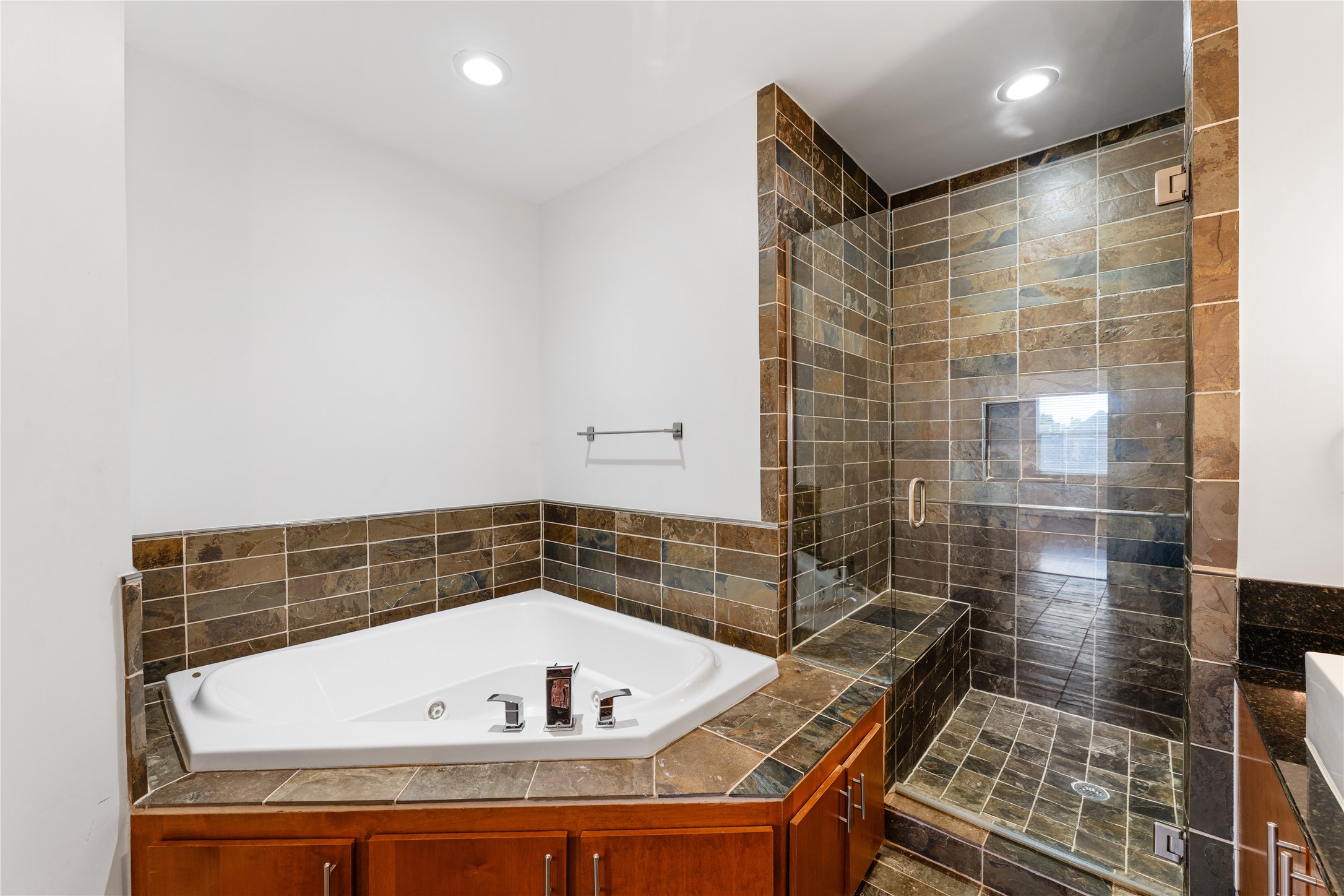 6112 Tyne Street, Unit B Houston, TX 77007 - Photo 27 of 33 a view of bathroom with shower