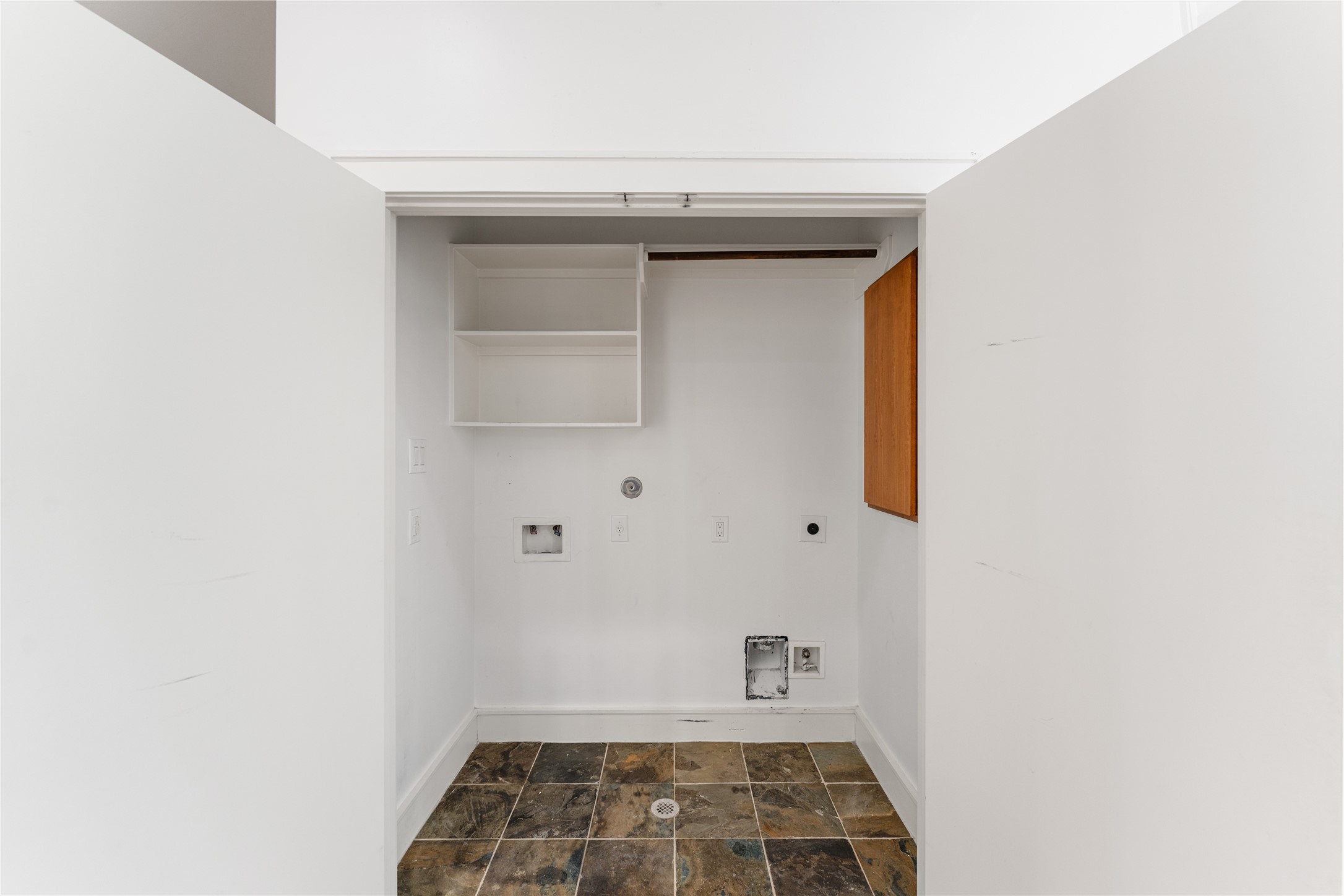 6112 Tyne Street, Unit B Houston, TX 77007 - Photo 32 of 33 a bathroom with a window