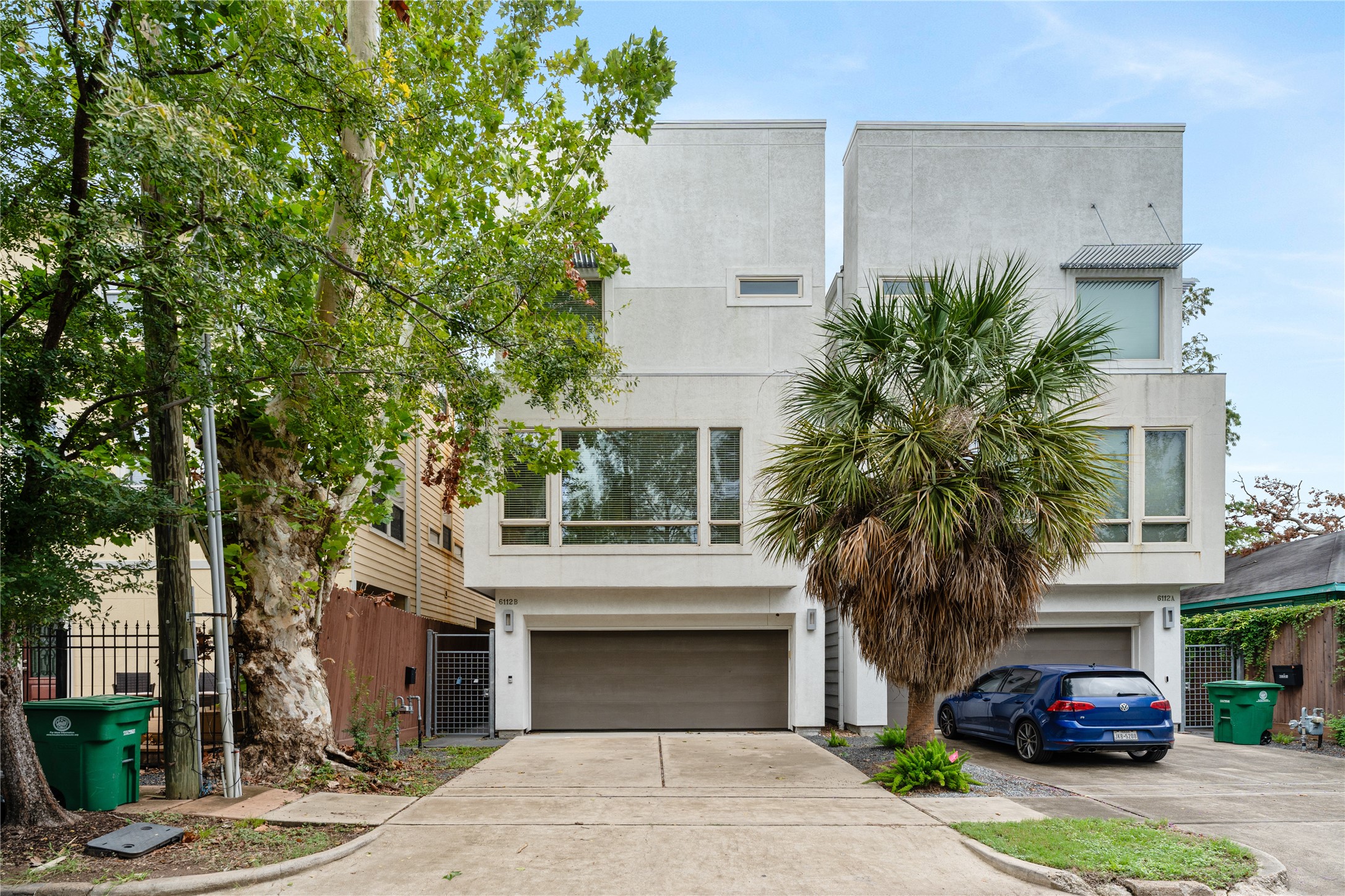 6112 Tyne Street, Unit B Houston, TX 77007 - Photo 33 of 33 a front view of a house with a garden and tree