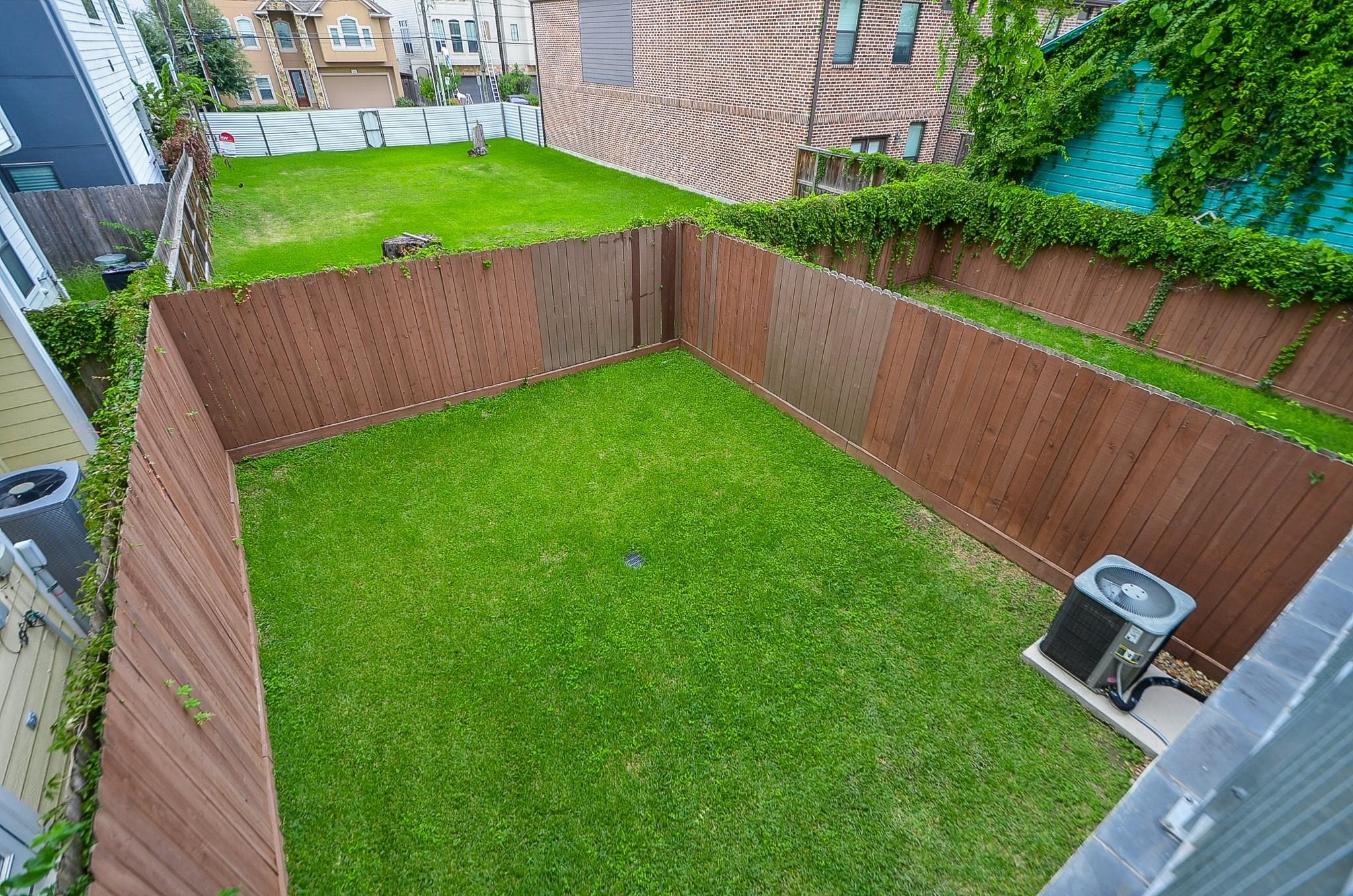 6112 Tyne Street, Unit B Houston, TX 77007 - Photo 5 of 33 a view of a backyard with a garden