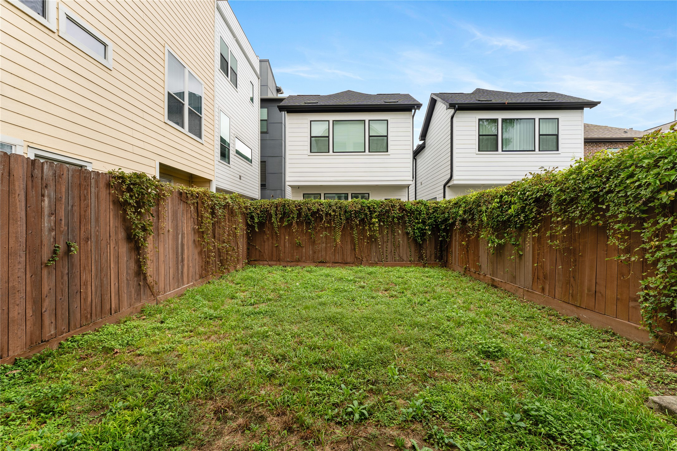 6112 Tyne Street, Unit B Houston, TX 77007 - Photo 6 of 33 a house view with a backyard space