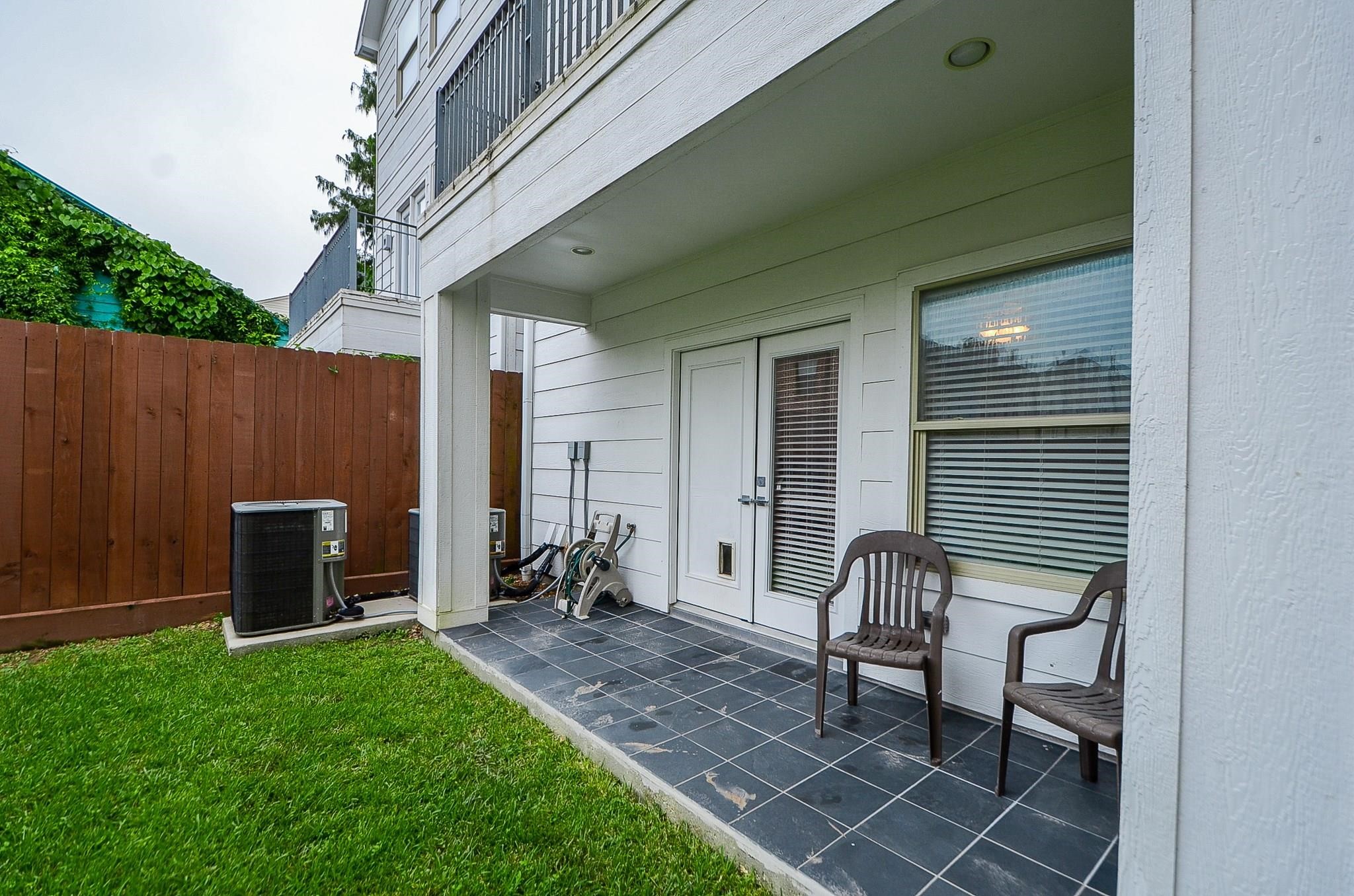 6112 Tyne Street, Unit B Houston, TX 77007 - Photo 10 of 33 a backyard of a house with table and chairs