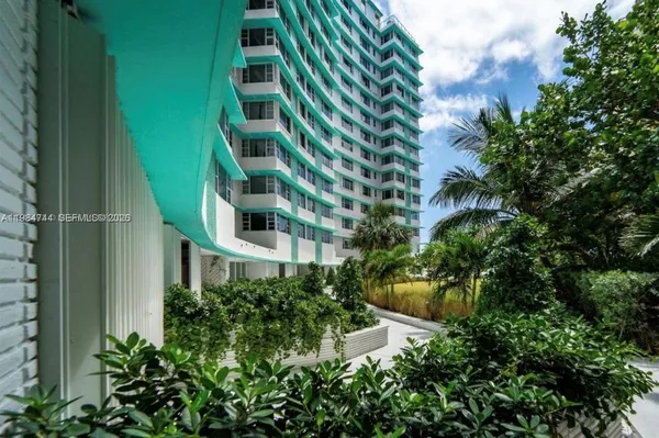 $5,500 | 5255 Collins Avenue, Unit 5J, Miami Beach, FL 33140