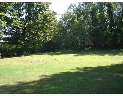 627 Moon Clinton Road Coraopolis, PA 15108 - Photo 2 of 7 Yard/Garden.