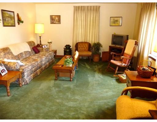 627 Moon Clinton Road Coraopolis, PA 15108 - Photo 3 of 7 Living Room.