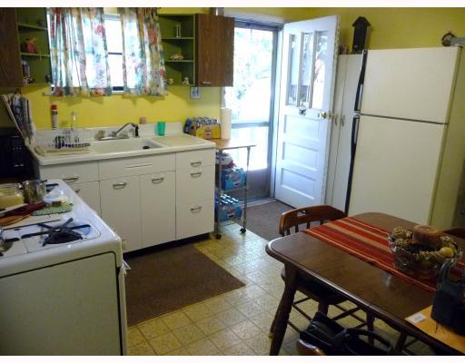 627 Moon Clinton Road Coraopolis, PA 15108 - Photo 4 of 7 Kitchen.