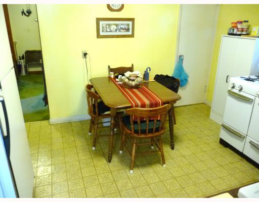 627 Moon Clinton Road Coraopolis, PA 15108 - Photo 5 of 7 Kitchen.