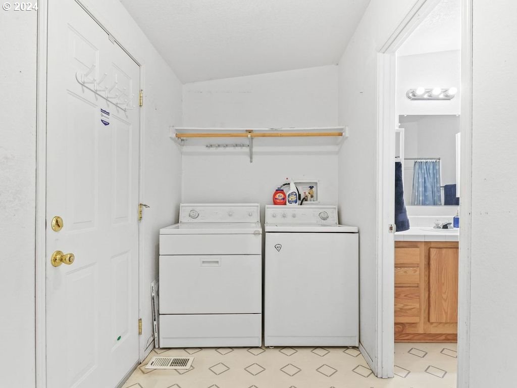 17290 South Burk Road Beavercreek, OR 97004 - Photo 17 of 45 Laundry