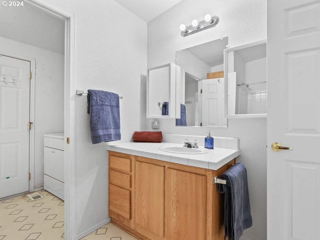 17290 South Burk Road Beavercreek, OR 97004 - Photo 18 of 45 Bathroom