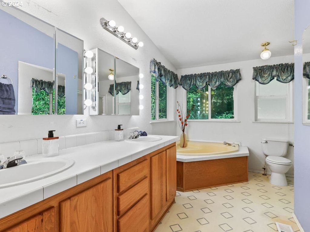 17290 South Burk Road Beavercreek, OR 97004 - Photo 21 of 45 Bathroom