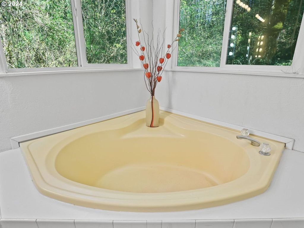 17290 South Burk Road Beavercreek, OR 97004 - Photo 22 of 45 Bathroom