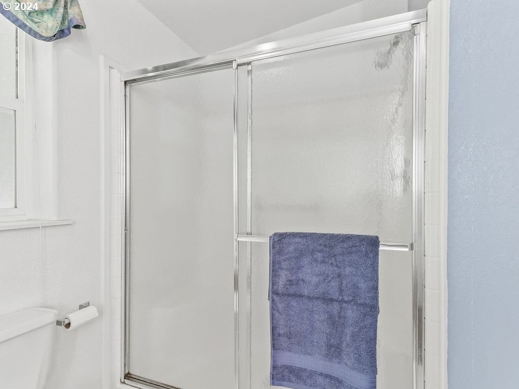 17290 South Burk Road Beavercreek, OR 97004 - Photo 23 of 45 Bathroom