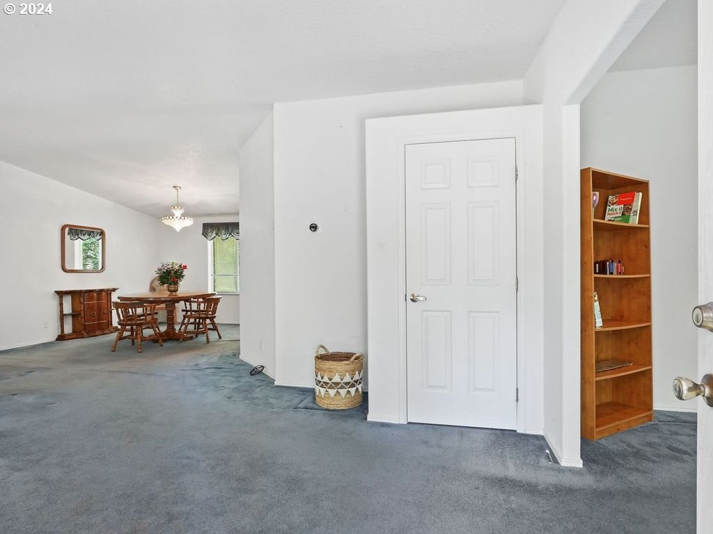 17290 South Burk Road Beavercreek, OR 97004 - Photo 6 of 45 Entrance/Foyer
