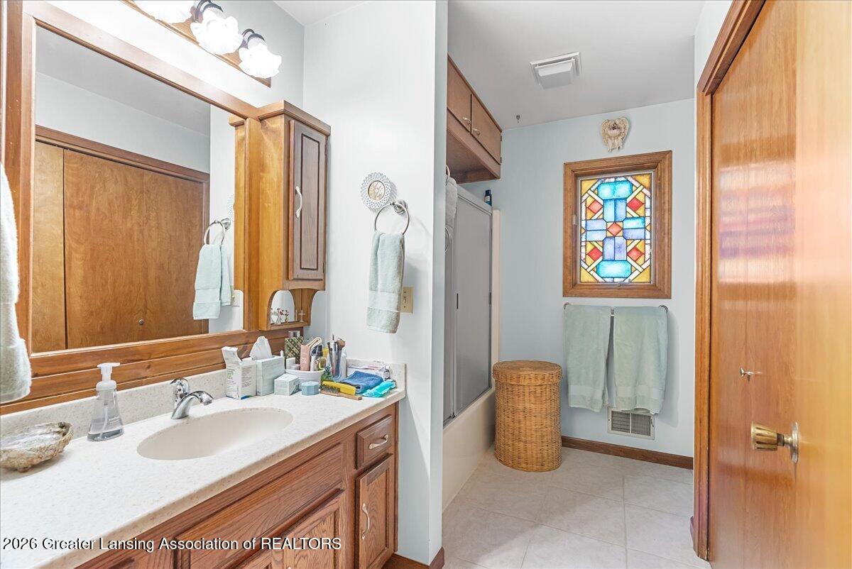 628 Jones Street Grand Ledge, MI 48837 - Photo 20 of 40 37-Media Jett - 13