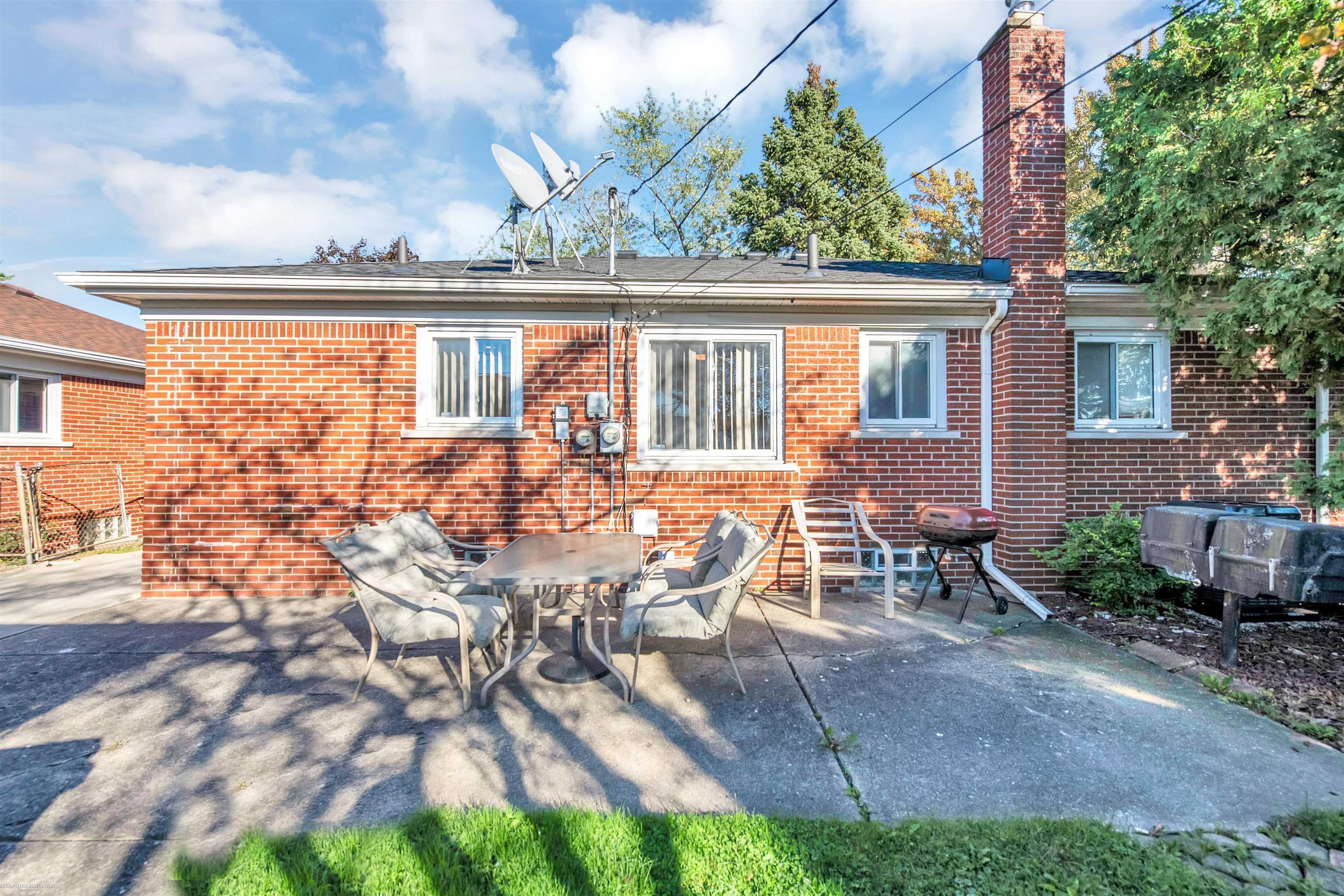 24615 Ridgecroft Avenue Eastpointe, MI 48021 - Photo 25 of 30 50169803-4F0DF289-E23B-4805-9403-E9E5523B45AA.JPG