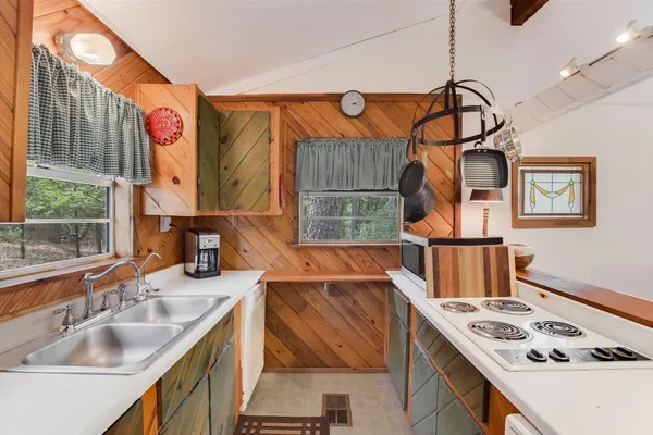 $299,900 | 124 Broken Bow, La Grange, TX 78945