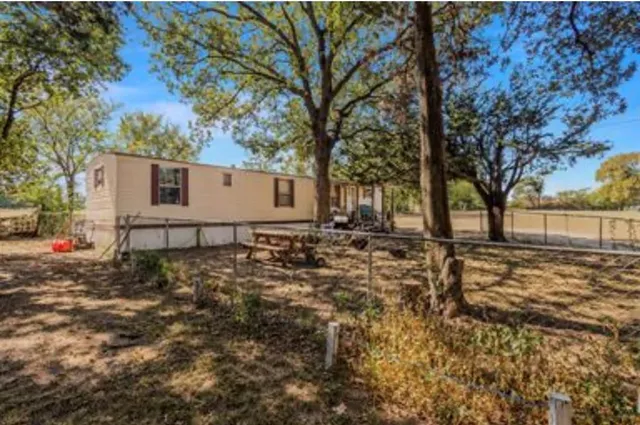 a view of backyard of the house