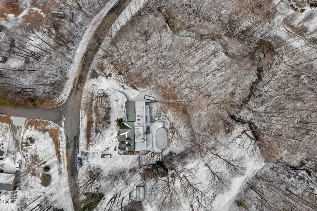 a view of a dry yard