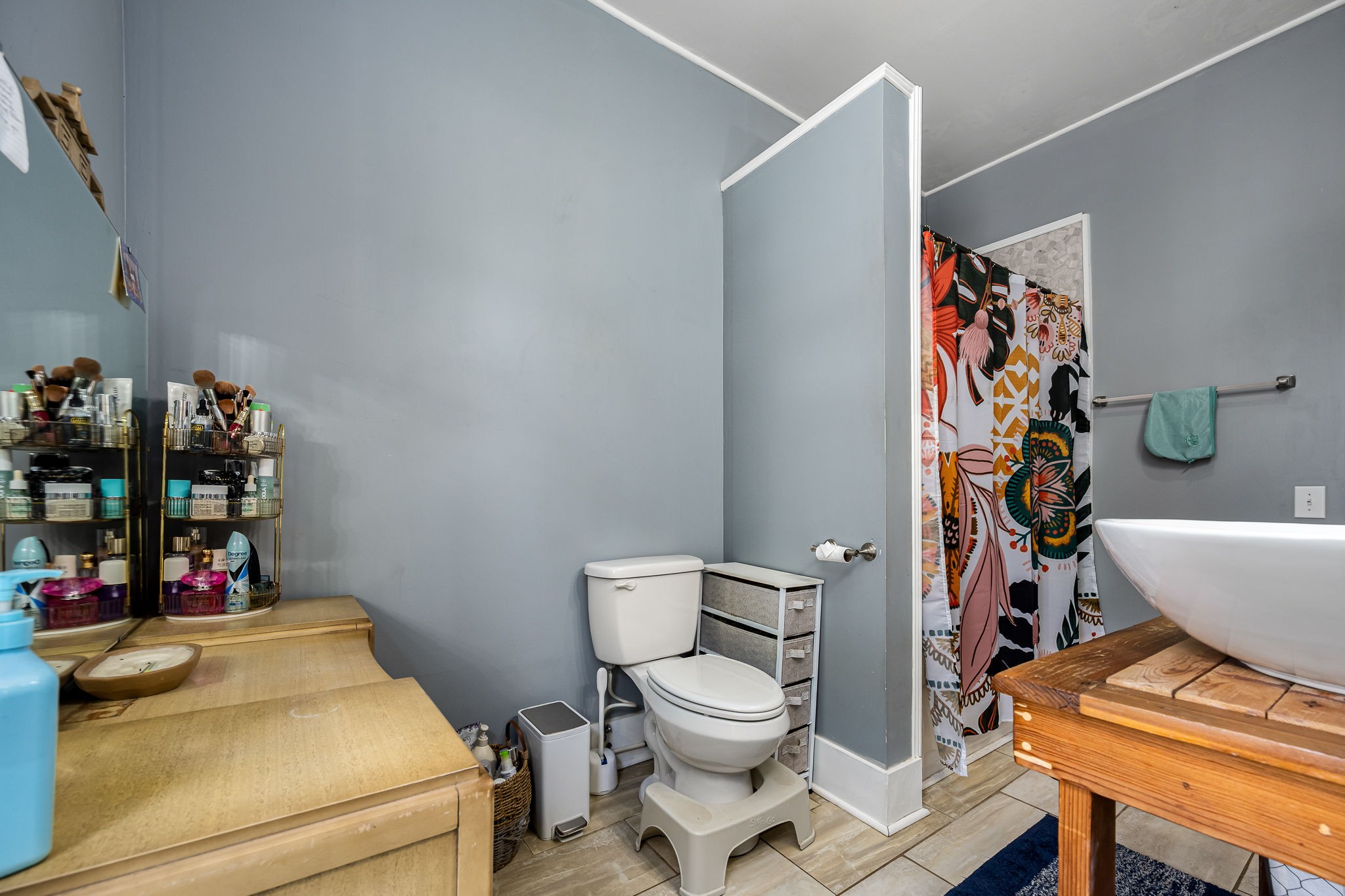 634 Highway 52 Portland, TN 37148 - Photo 26 of 42 a bathroom with a toilet and a shower curtain