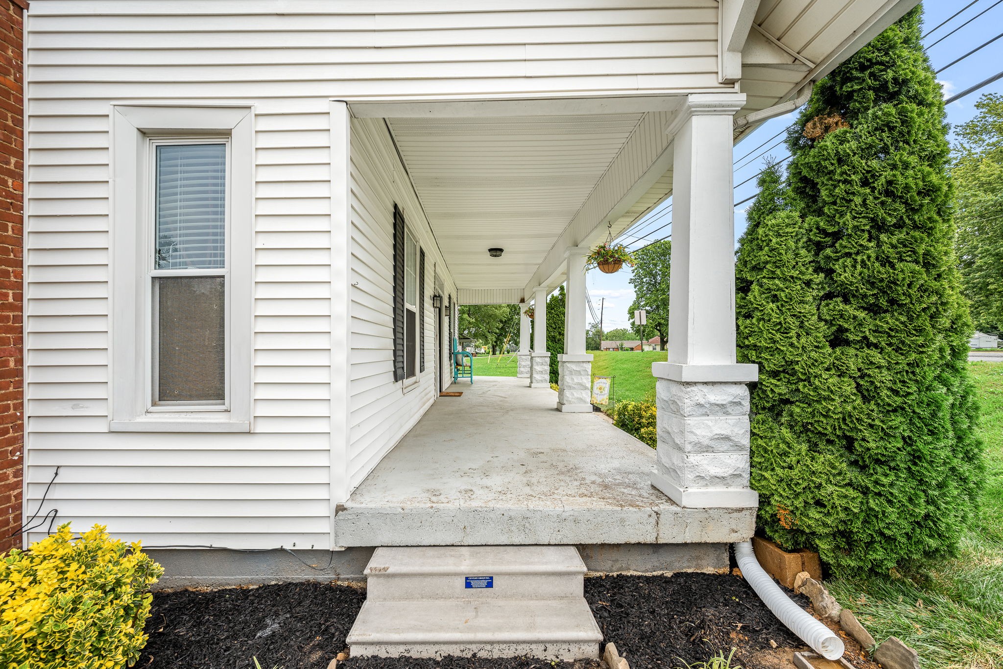634 Highway 52 Portland, TN 37148 - Photo 4 of 42 a view of a entryway door front of house