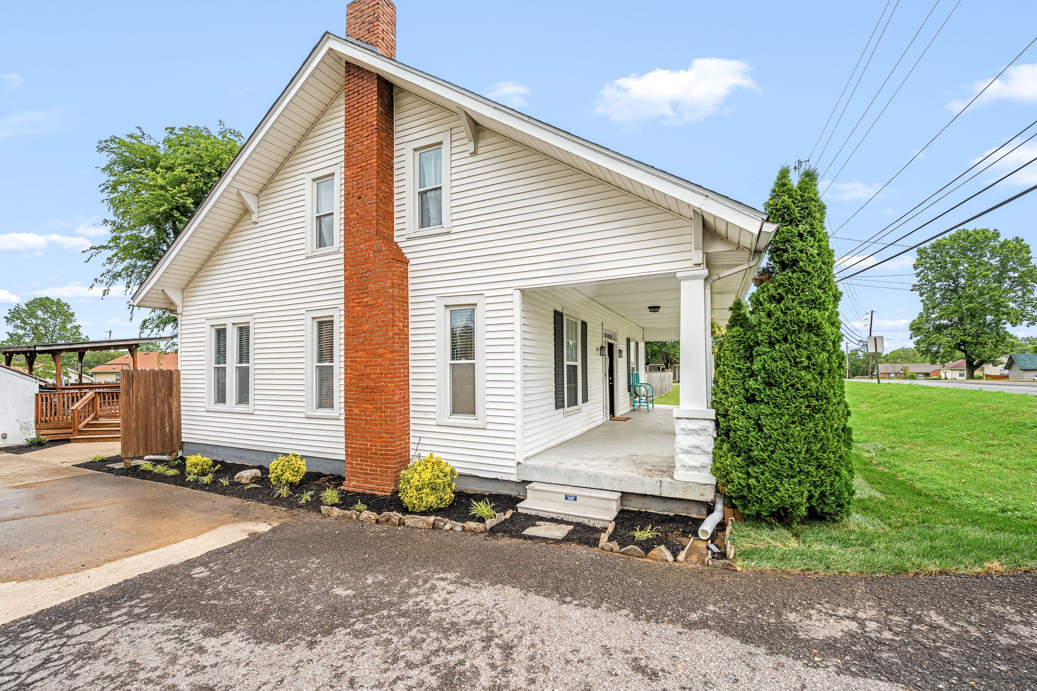 634 Highway 52 Portland, TN 37148 - Photo 41 of 42 a front view of a house with garden