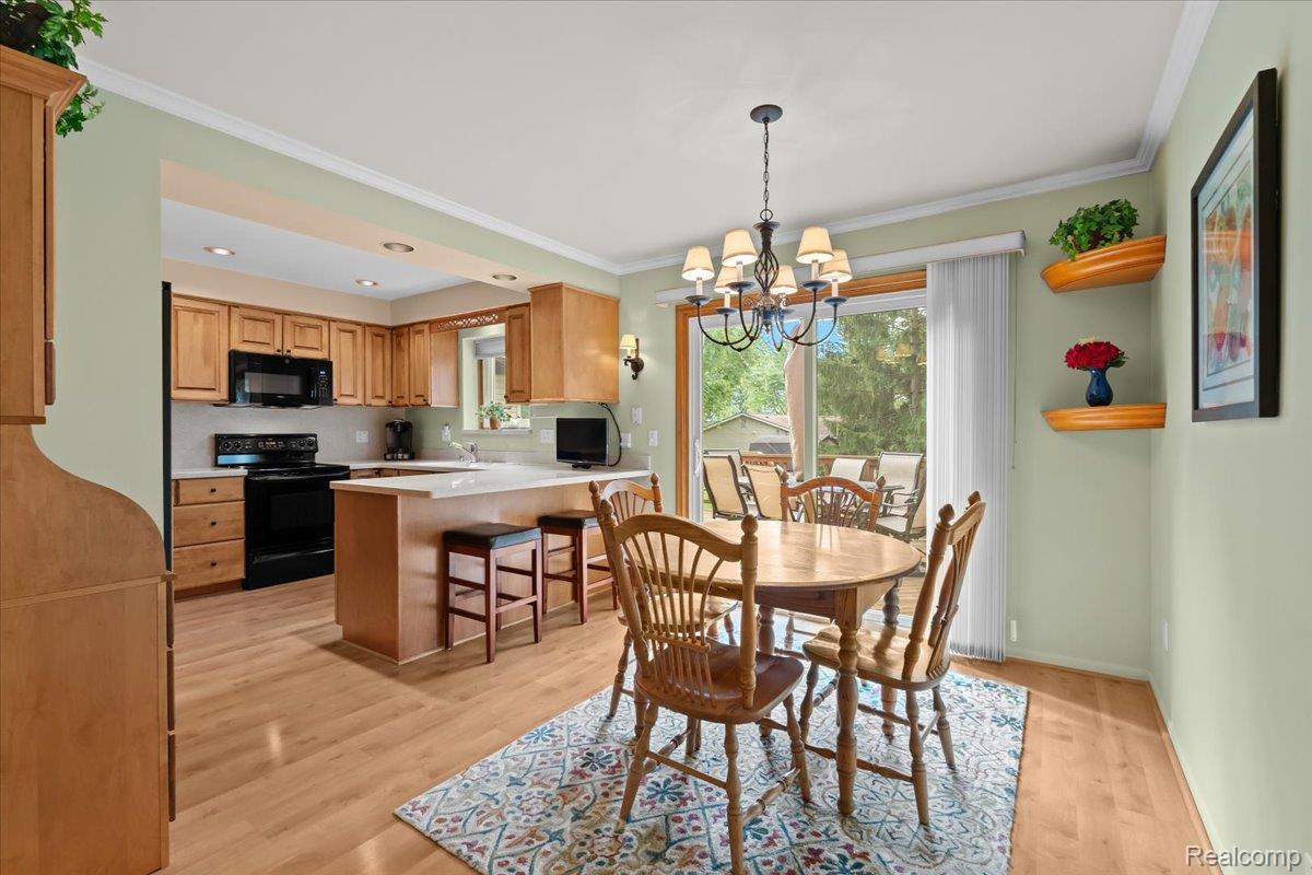 5375 Prentis Road Waterford, MI 48327 - Photo 9 of 52 Breakfast nook open to kitchen