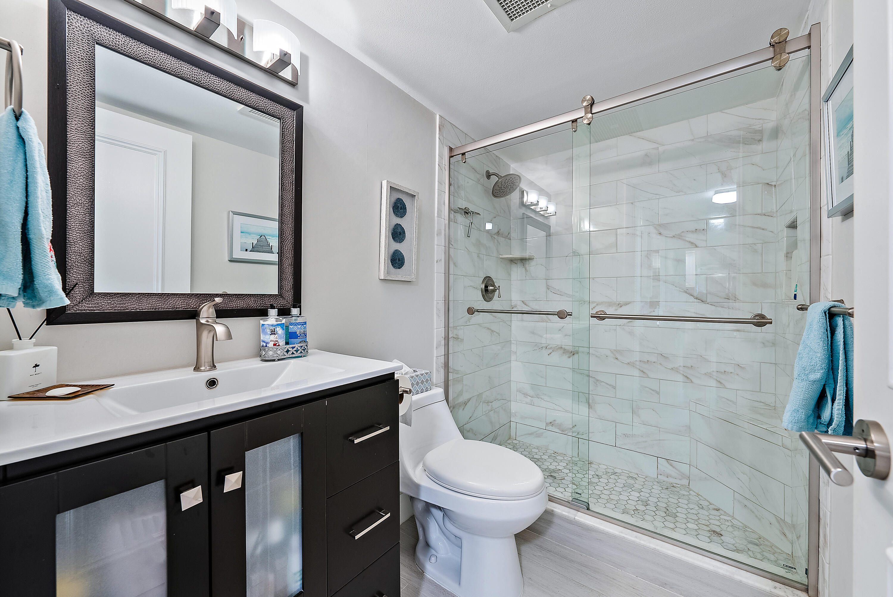 500 Ocean Trail Way, Unit 406 Jupiter, FL 33477 - Photo 17 of 25 Guest Bath
