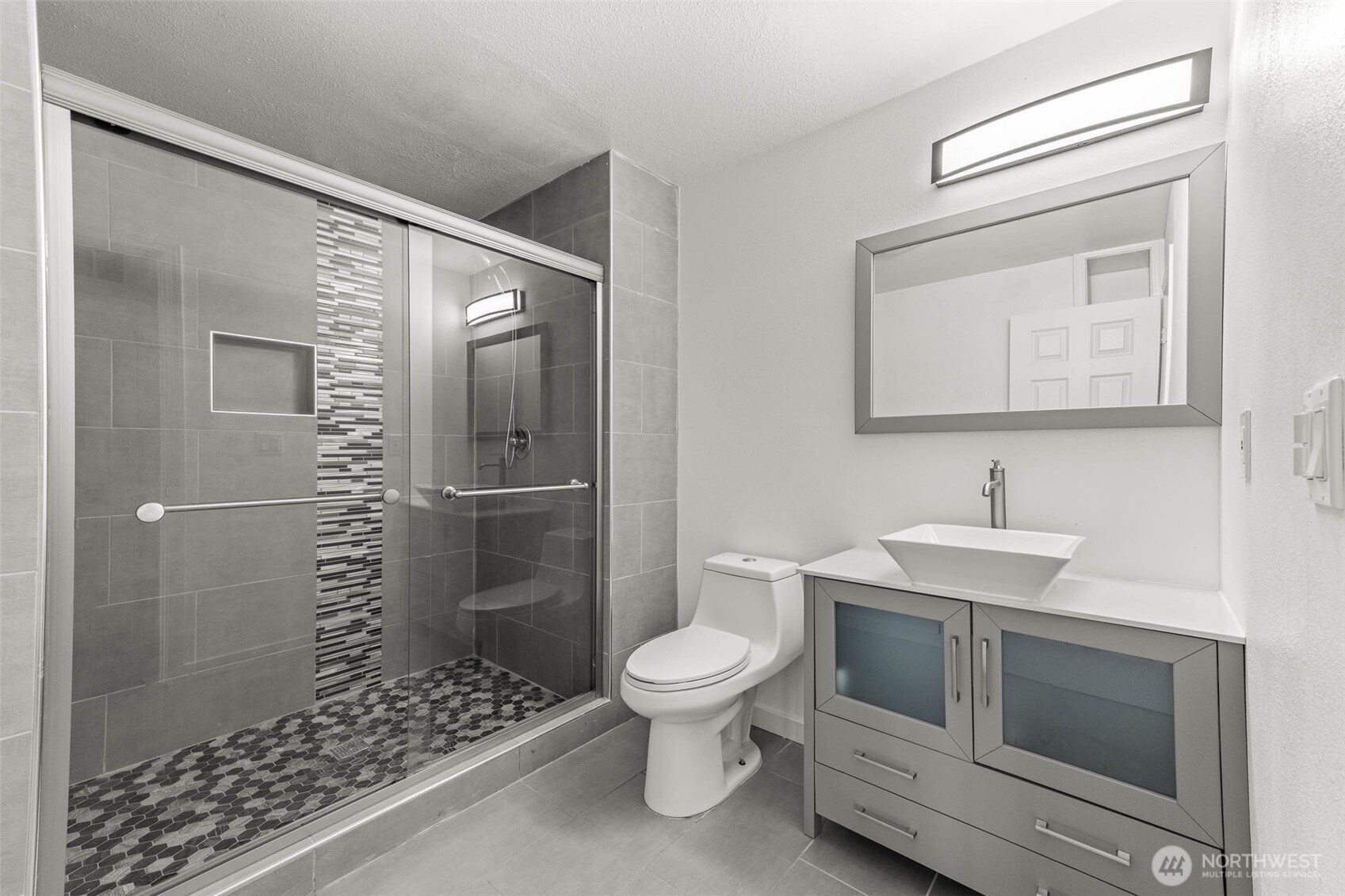 172 South Bank Road Elma, WA 98541 - Photo 18 of 40 a bathroom with a toilet a sink and shower