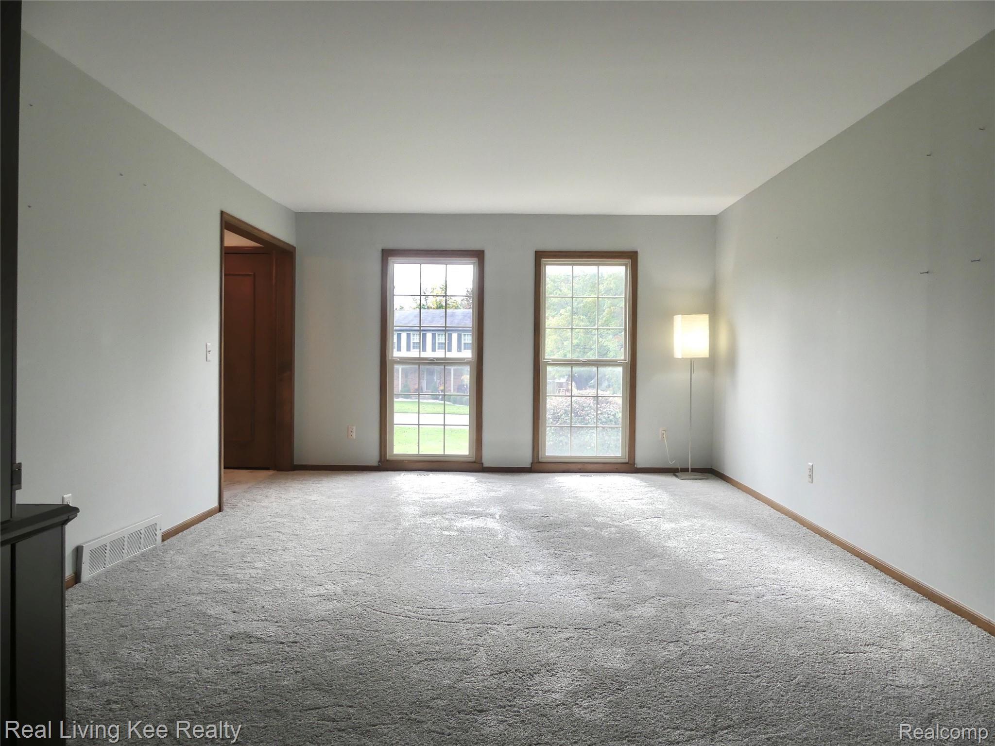 5118 Aintree Road Rochester, MI 48306 - Photo 19 of 47 Living room