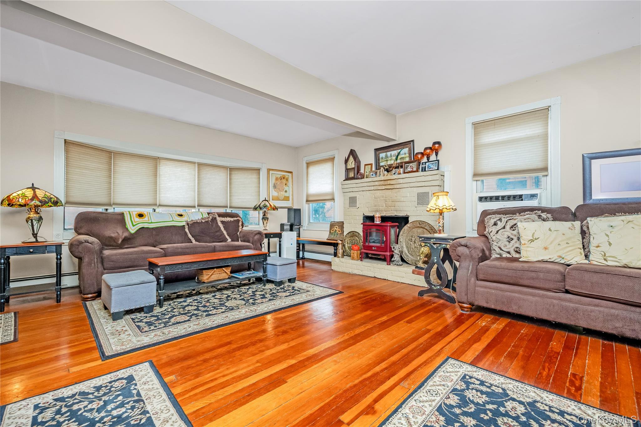 180 Lakeside Trail Ridge, NY 11961 - Photo 11 of 22 a living room with furniture a rug and a table