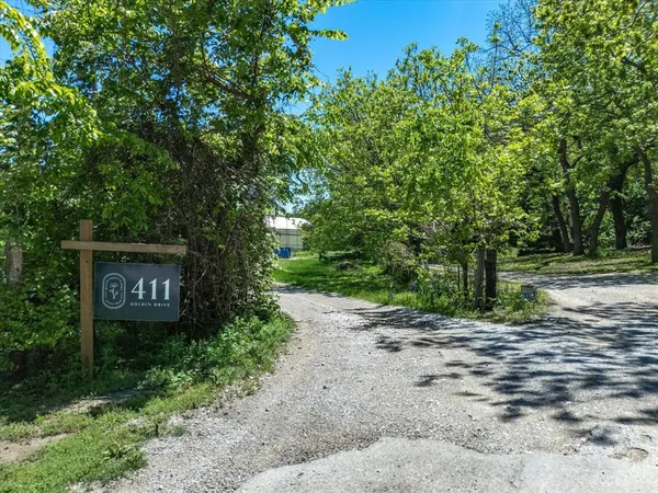 a sign that is sitting in the middle of a yard