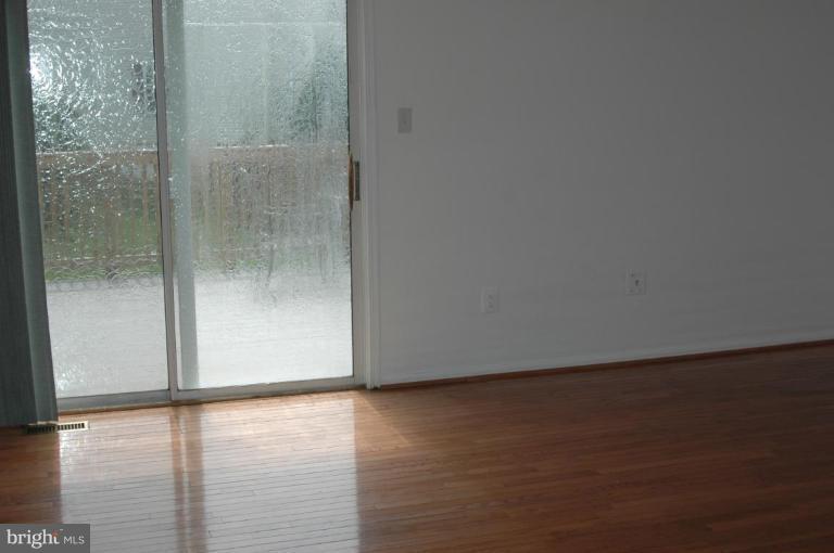 7411 Aspenpark Road Lorton, VA 22079 - Photo 3 of 10 Living Room