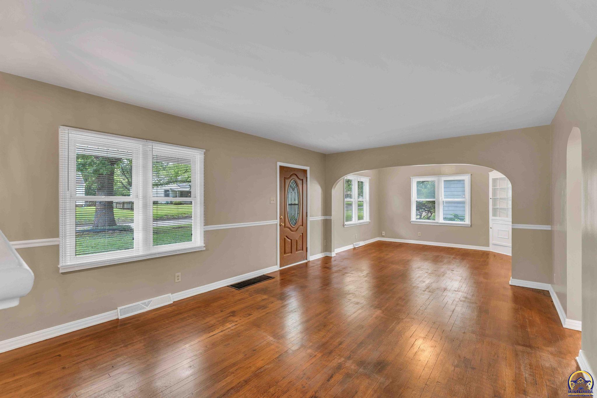 2212 Southwest Burnett Road Topeka, KS 66614 - Photo 8 of 37